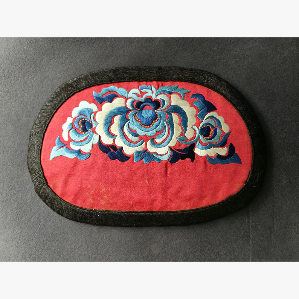 CX002清代 红地三蓝绣花卉荷包